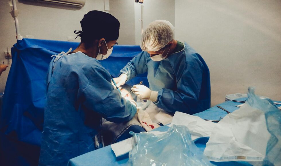 Hatalı Ameliyat Nedeniyle Tazminat Davası – Eser Sözleşmesi Kapsamında Hukuki Sorumluluk